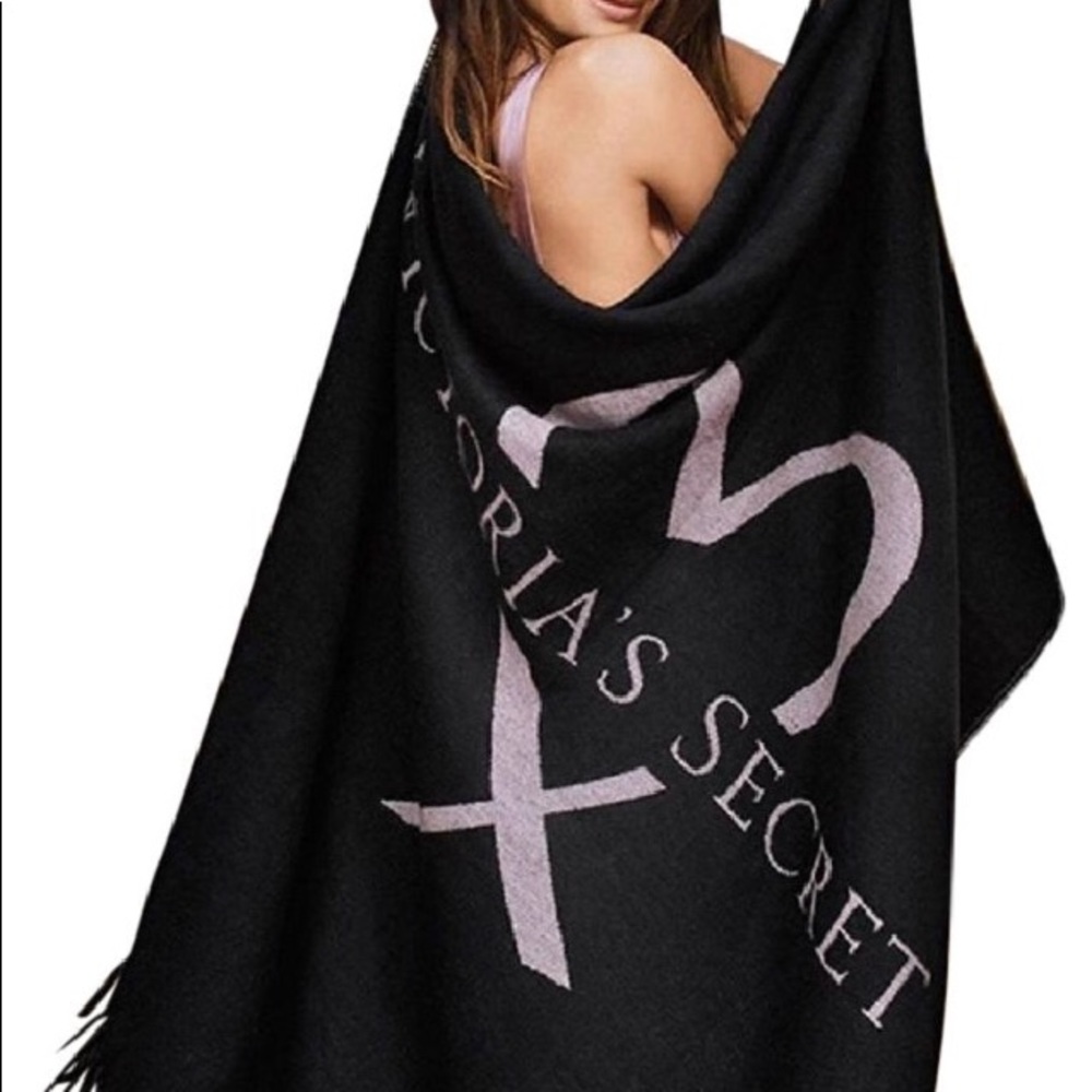 Victoria’s Secret 💖 Blanket! New still wrapped